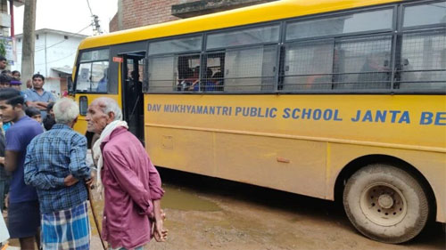 दाव मुख्यमंत्री पब्लिक स्कूल जाता की स्कूल बस ने 3 साल की मासूम बच्ची को कुचला, मौत, चालक-परिचालक गिरफ्तार