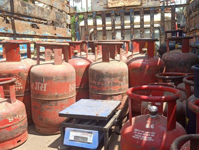 खाद्य विभाग की बड़ी कार्रवाई : 471 घरेलू एवं व्यावसायिक गैस सिलेण्डर जप्त