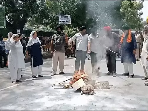 सिख परिवारों का राहुल के घर के बाहर प्रदर्शन,पुतला जलाया  