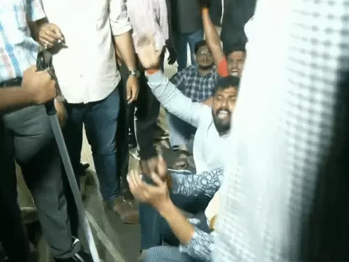 पुणे में राहुल गांधी के कार्यक्रम से पहले एबीवीपी व एनएसयूआई छात्रों में झड़प