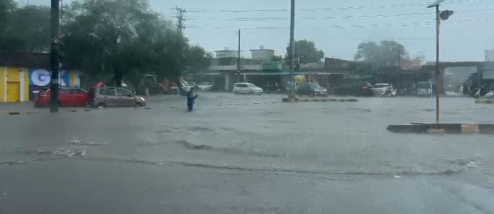 मूसलाधार बारिश से राजधानी की सड़कें बनी तालाब