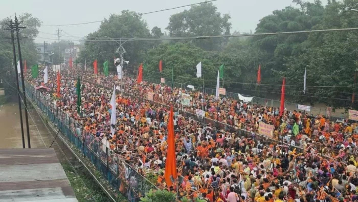 आस्था का महासैलाब..सीवन नदी से कुबेरेश्वरधाम तक हजारों कांवडि़ए शामिल