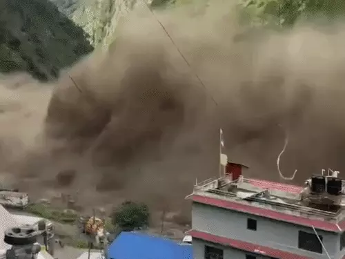 तिब्बत से आई बाढ़ ने नेपाल में तबाही मचाई,गांव डूबे 7 की मौत
