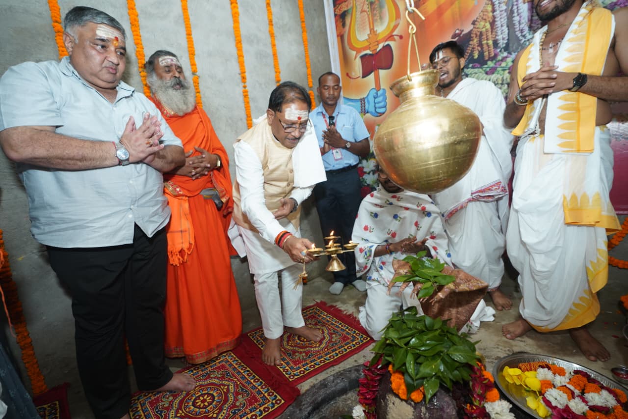 मुख्यमंत्री साय ने बाबा कर्मेश्वर का किया रुद्राभिषेक, प्रदेशवासियों की सुख-समृद्धि और खुशहाली की कामना की
