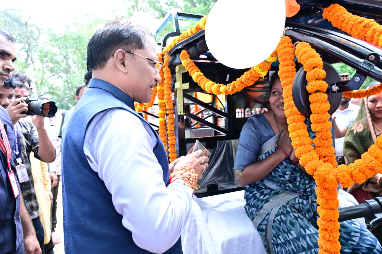 मुख्यमंत्री साय ने जशपुर एक्सप्रेस योजना का किया शुभारंभ, 50 बहनों को दिया आत्मनिर्भरता का उपहार, सौंपे ई-रिक्शा