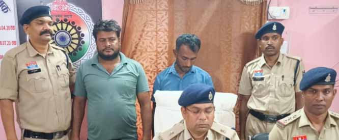 3 किलो 750 ग्राम अवैध गांजा के साथ बाइक सवार दाे आराेपित गिरफ्तार