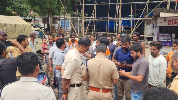 मंदिर परिसर में भगवान की मूर्तियां क्षतिग्रस्त,आक्रोशित लोगों का जमावड़ा