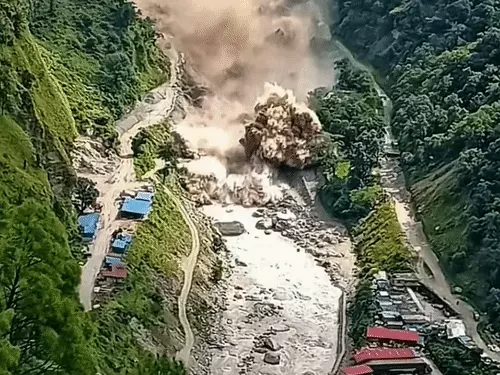 तिब्बत में फिर झील फटी...नेपाल में गांव खाली कराए,अब तक 478 मौतें व 1500 लापता