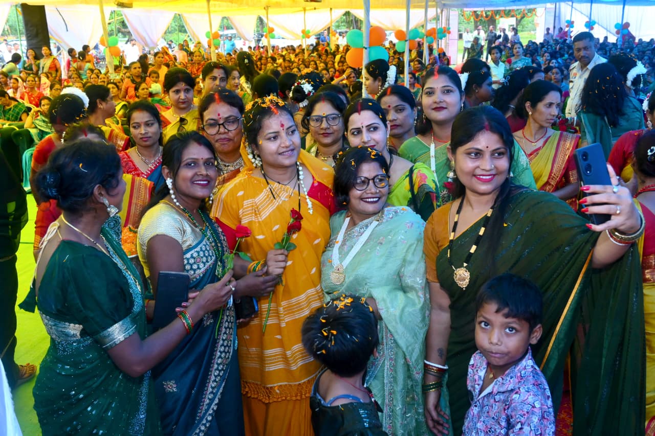 पार्वतीपुर स्थित हनुमान मंदिर में सजा सावन उत्सव का मंच, माताओं-बहनों संग झूमी मंत्री राजवाड़े