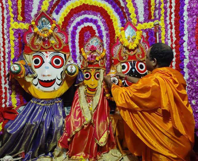 श्रीजगन्नाथ मंदिर में बहन सुभद्रा की ओर से भ्राता बलभद्र व श्रीजगन्नाथ को अर्पित किया रक्षासूत्र