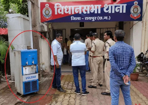 थाने के बाहर लगे वाटर कूलर को छूते ही आए करंट की चपेट में युवक की मौत, बचाने पहुंचा आरक्षक भी झुलसा