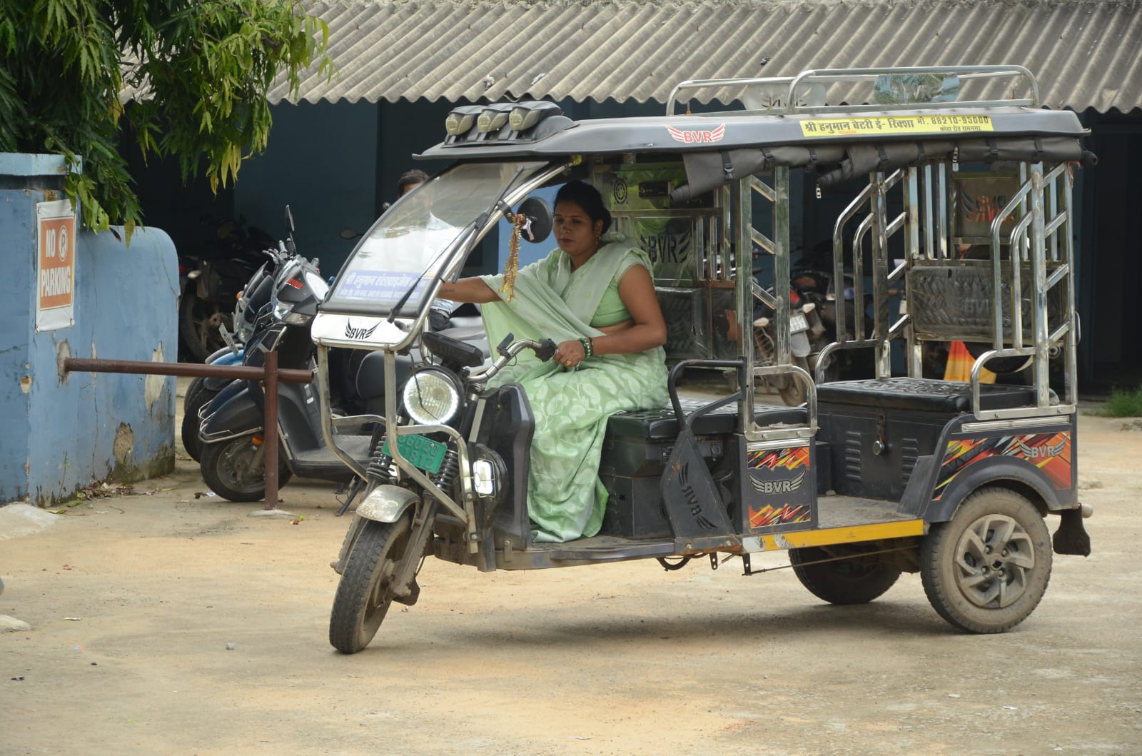 मुश्किलों से निकलीं अनिता, दीदी ई-रिक्शा ने दी आत्मनिर्भरता की राह, रोज कमा रहीं 700-800