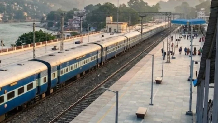 भारी बारिश में थमी ट्रेनों की रफ्तार, कई गाडिय़ां 16 घंटे तक लेट