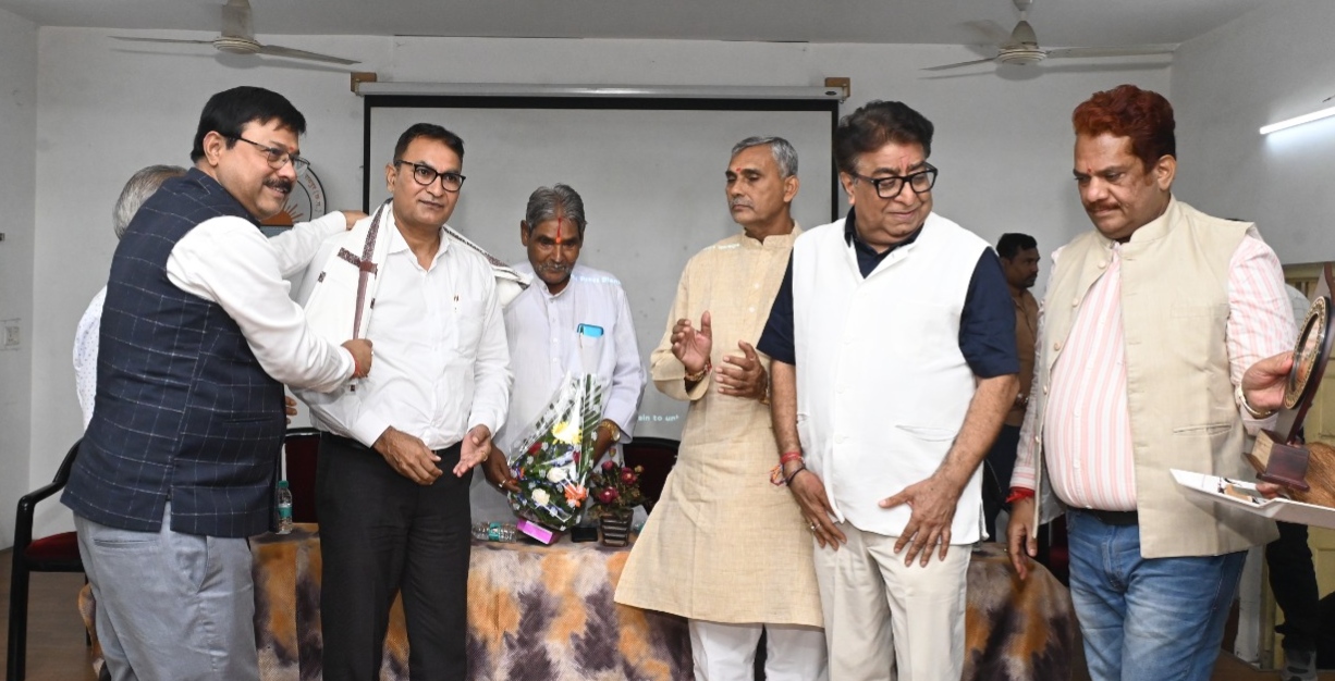 15 महाविद्यालय के 30 प्राध्यापकों को शिक्षा रत्न से किया गया सम्मानित  