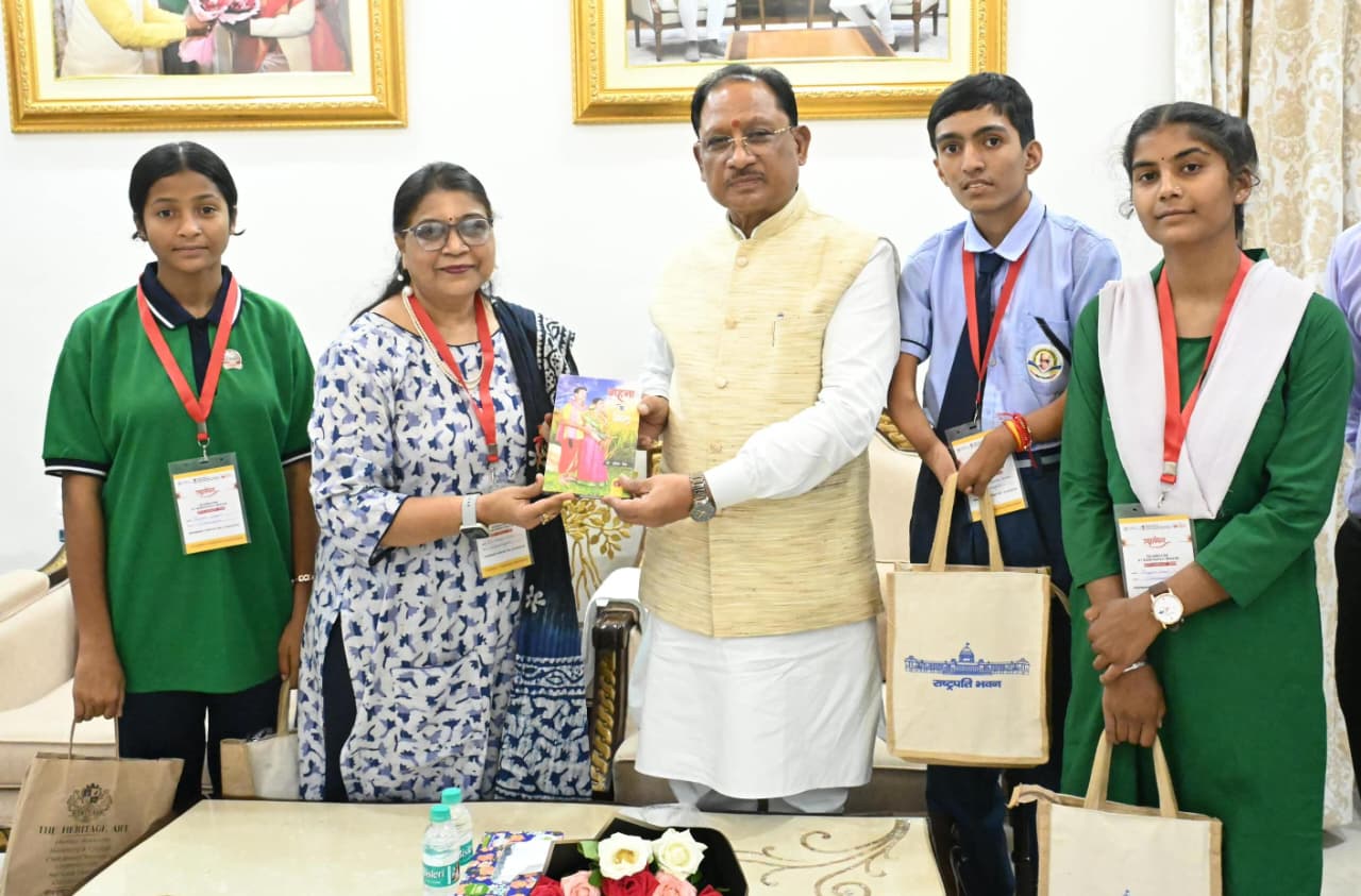 राष्ट्रपति से भेंट कर लौटे प्रतिभावान विद्यार्थियों ने मुख्यमंत्री विष्णु देव साय से की सौजन्य मुलाकात