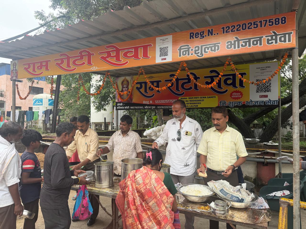 श्री राम रोटी सेवा समिति की ओर से मेकाहारा में रोज नि:शुल्क भोजन वितरित