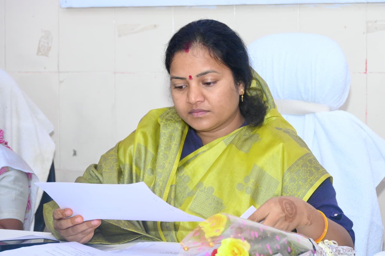 जनहित के कार्यों को प्राथमिकता देते हुए मंत्री राजवाड़े ने ओड़गी में विकास कार्यों की समीक्षा की