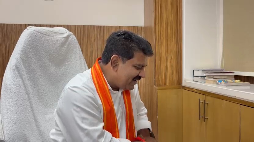 कवर्धा मेडिकल कॉलेज में प्रवेश लेने वाले जिले के प्रथम छात्र हिमांशु को उप मुख्यमंत्री  विजय शर्मा ने फोन कर दी बधाई एवं शुभकामनाएं