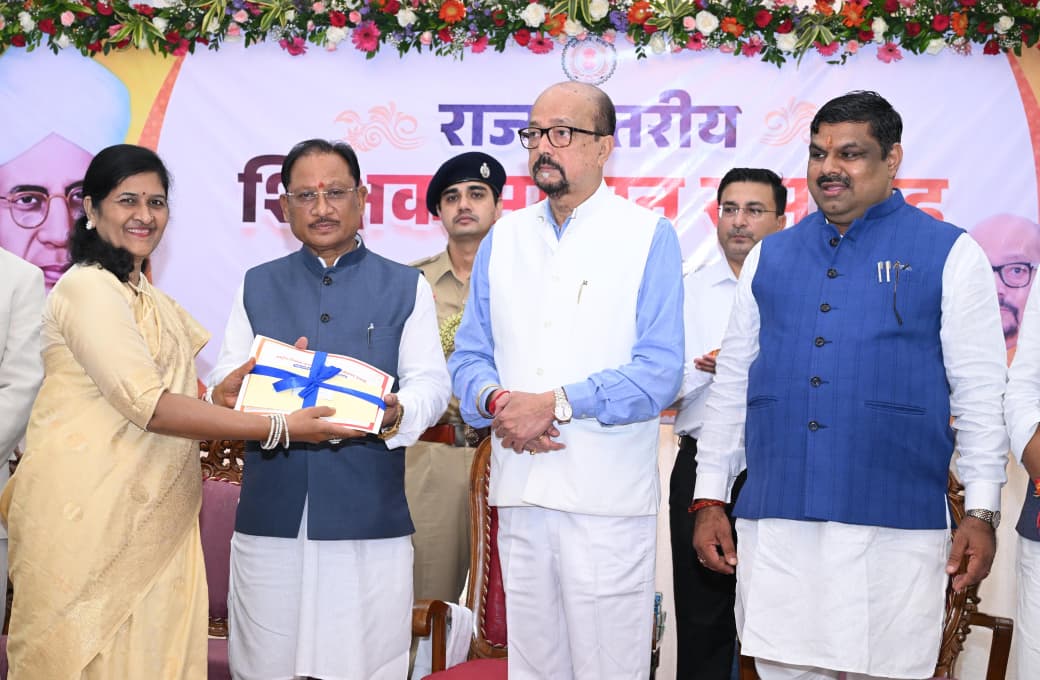 एआई के युग में शिक्षक बनें विद्यार्थियों के मार्गदर्शक, तकनीक के विवेकपूर्ण उपयोग की दें सीख : राज्यपाल डेका