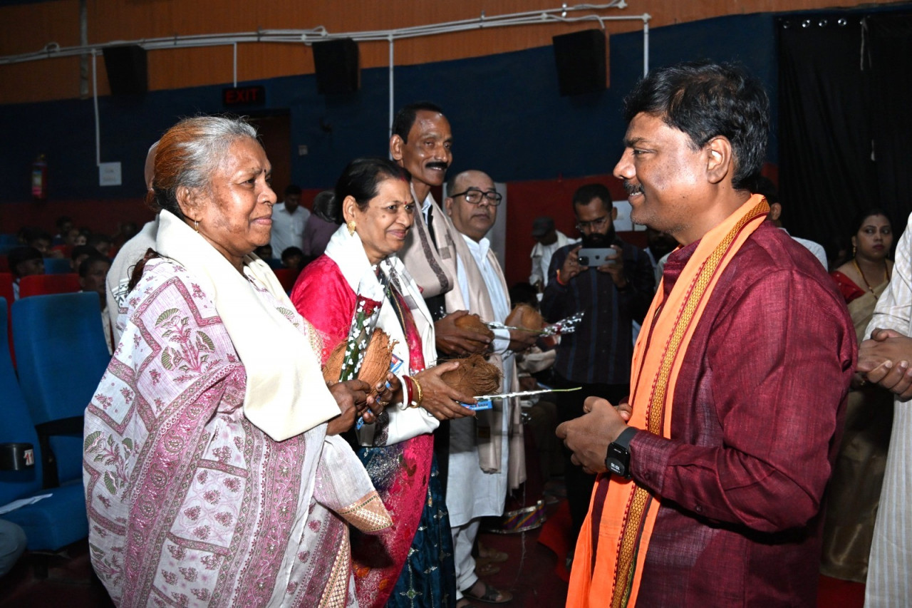 मुख्यमंत्री शिक्षा गौरव अलंकरण समारोह - वन मंत्री कश्यप ने सेवानिवृत्त शिक्षकों और शिक्षा दूतों को किया सम्मानित