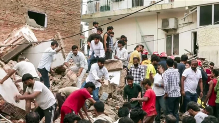 दिल्ली के सत्य निकेतन में 4 मंजिला इमारत ढही, 3 की मौत, कई गंभीर, रेस्क्यू ऑपरेशन जारी