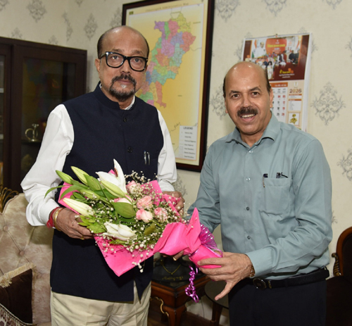 इंदिरा गांधी कृषि विश्वविद्यालय को मिला ए ग्रेड, राज्यपाल डेका से मिले कुलपति चंदेल