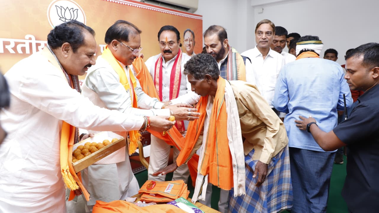अंतागढ़ के 122 जनप्रतिनिधियों व ग्रामीणों ने मुख्यमंत्री के समक्ष थामा भाजपा का दामन