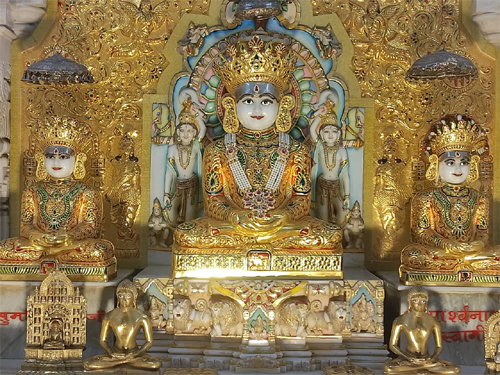 सोने चांदी के धागों, हीरे, माणक मोती जडि़त वस्त्रों से सजाई तीर्थंकरों की प्रतिमाएं