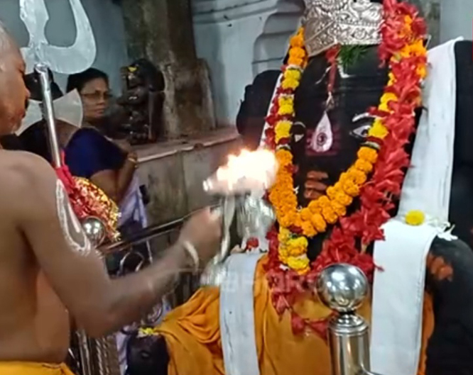 मां दंतेश्वरी मंदिर परिसर की प्राचीन श्रीगणेश की प्रतिमा को किया गया सुसज्जित 