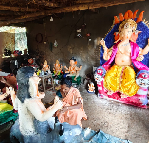 गणपति बप्पा की मिट्टी की प्रतिमा बनाकर बस्तर की महिलाओं ने हुनर से कमाए 1.80 लाख