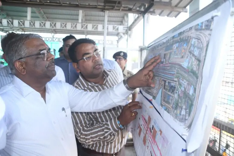 महाप्रबंधक तरुण प्रकाश ने रायपुर स्टेशन पर चल रहे मेजर स्टेशन रिडेवलपमेंट एवं पुनर्विकास कार्यों का किया निरीक्षण