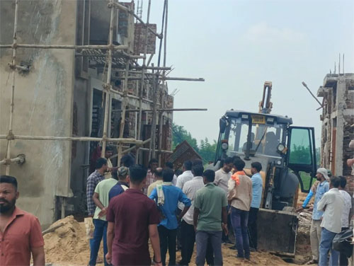 रावतपुरा फेस-2 के 40 मकानों पर चला निगम का बुलडोजर