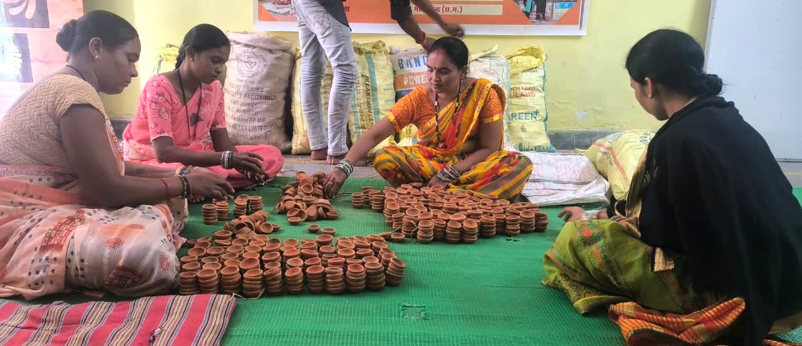महासमुंद में समूह की दीदियां गढ़ रहीं संकल्प के दीये, दीपावली से पहले ही मिली खुशियों की रोशनी