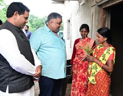 सेवा संकल्प अभियान के तहत ग्रामीणों के बीच पहुंचे पर्यटन एवं संस्कृति मंत्री अग्रवाल, लखपति दीदी भानुकला की सफलता को सराहा