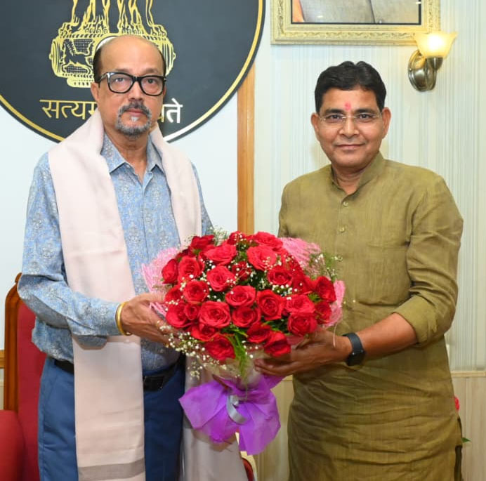 राज्यपाल डेका से मंत्री वर्मा ने की सौजन्य भेंट
