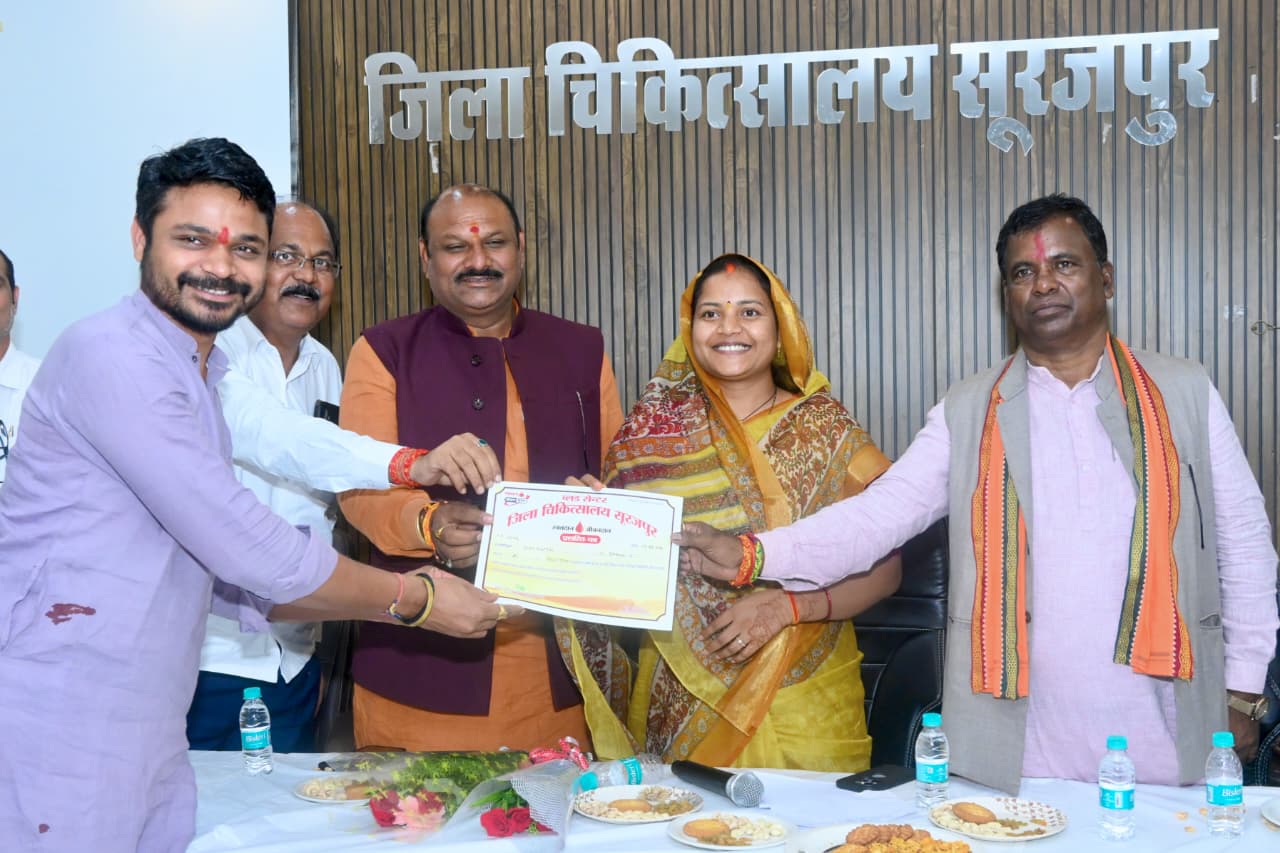 जिला चिकित्सालय सूरजपुर में रक्तदान शिविर का शुभारंभ, मंत्री राजवाड़े ने रक्तदाताओं का बढ़ाया उत्साह, कराया बीपी चेक