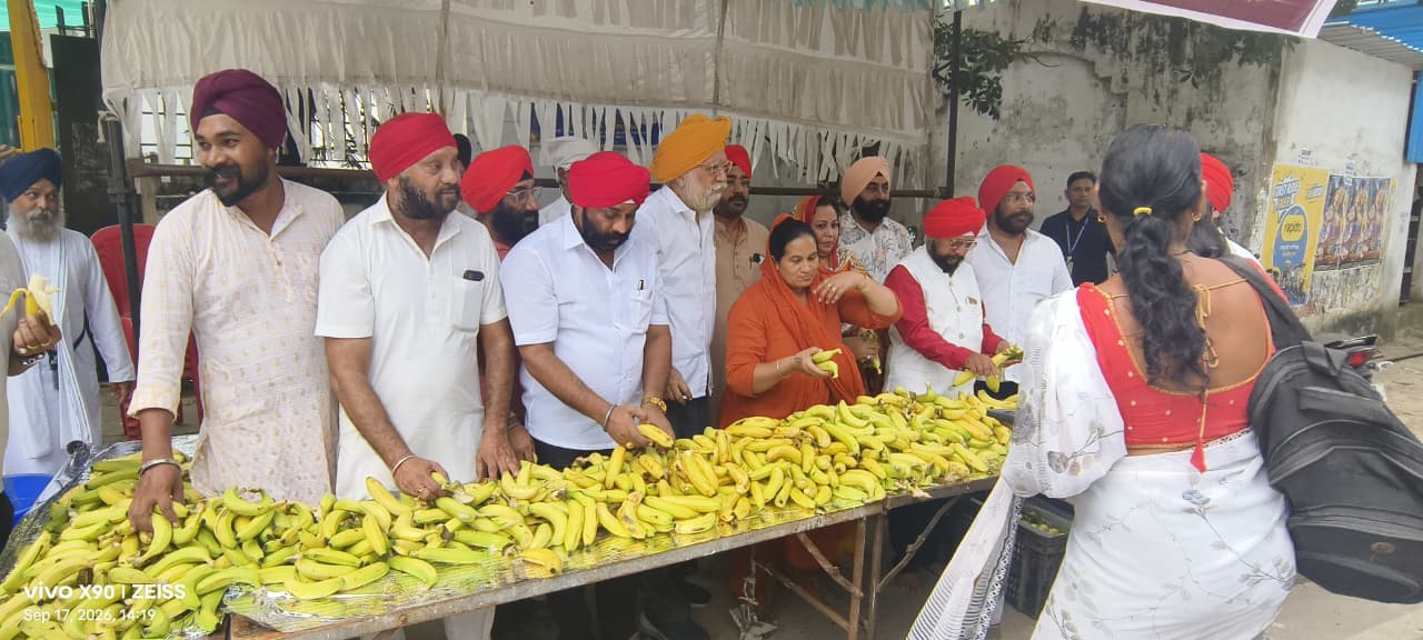 प्रधानमंत्री मोदी के जन्मदिवस एवं 25वें वर्ष की जनसेवा के अवसर पर गुरुद्वारा साहिब में अरदास, राहगीरों को फल वितरण