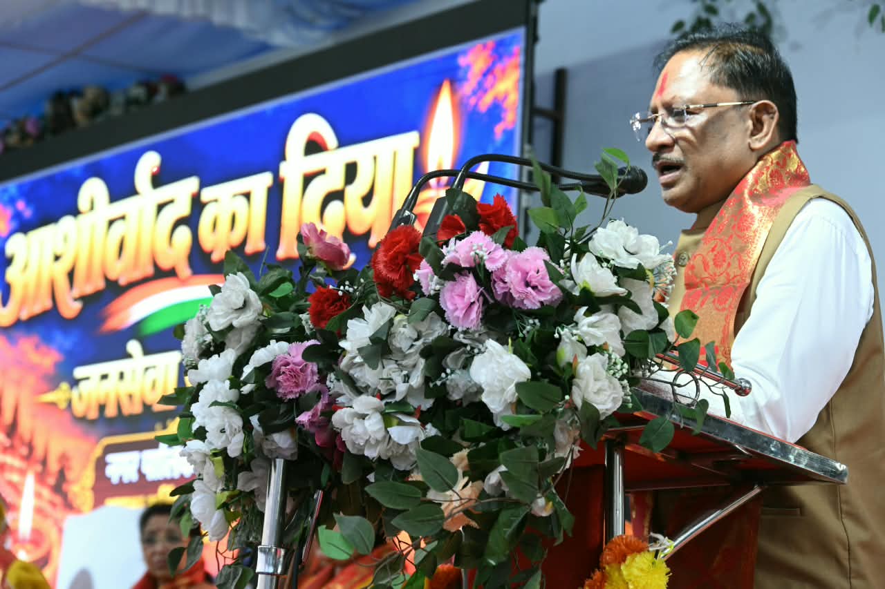 सवा लाख ‘आशीर्वाद के दीपों’ से जगमगाया खारुन तट, प्रधानमंत्री नरेंद्र मोदी के स्वस्थ और दीर्घायु जीवन के लिए हुई महाआरती