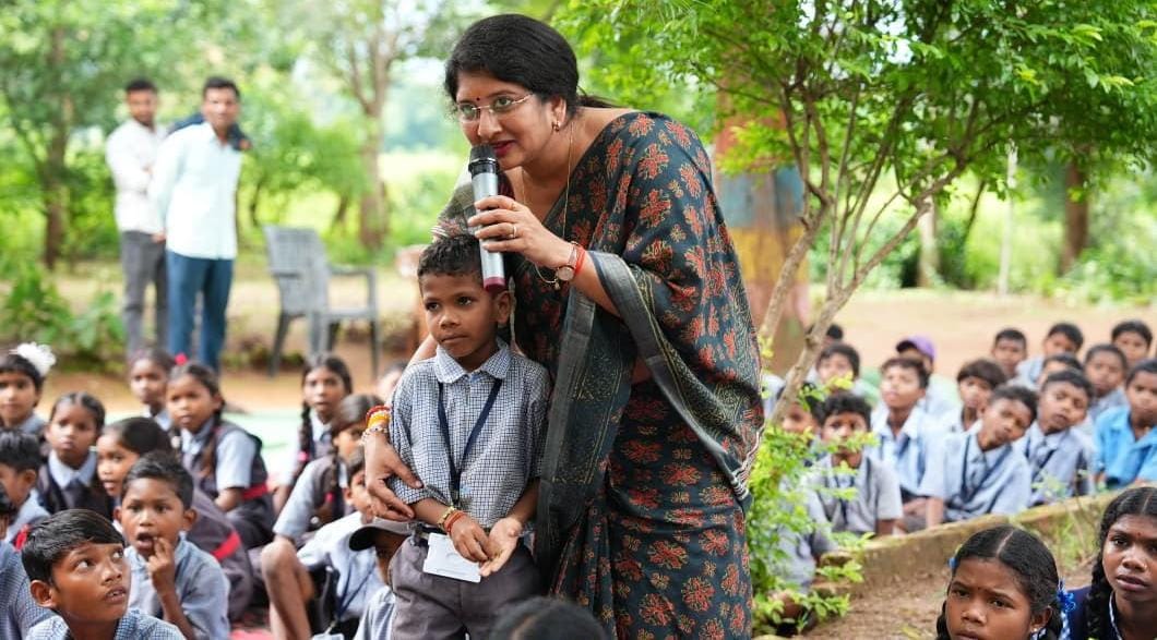 कवर्धा के बैगा अंचल में डॉ. वर्णिका ने लगाई बाल चौपाल 2.0, बच्चों से सीधे संवाद कर जानी समस्याएं