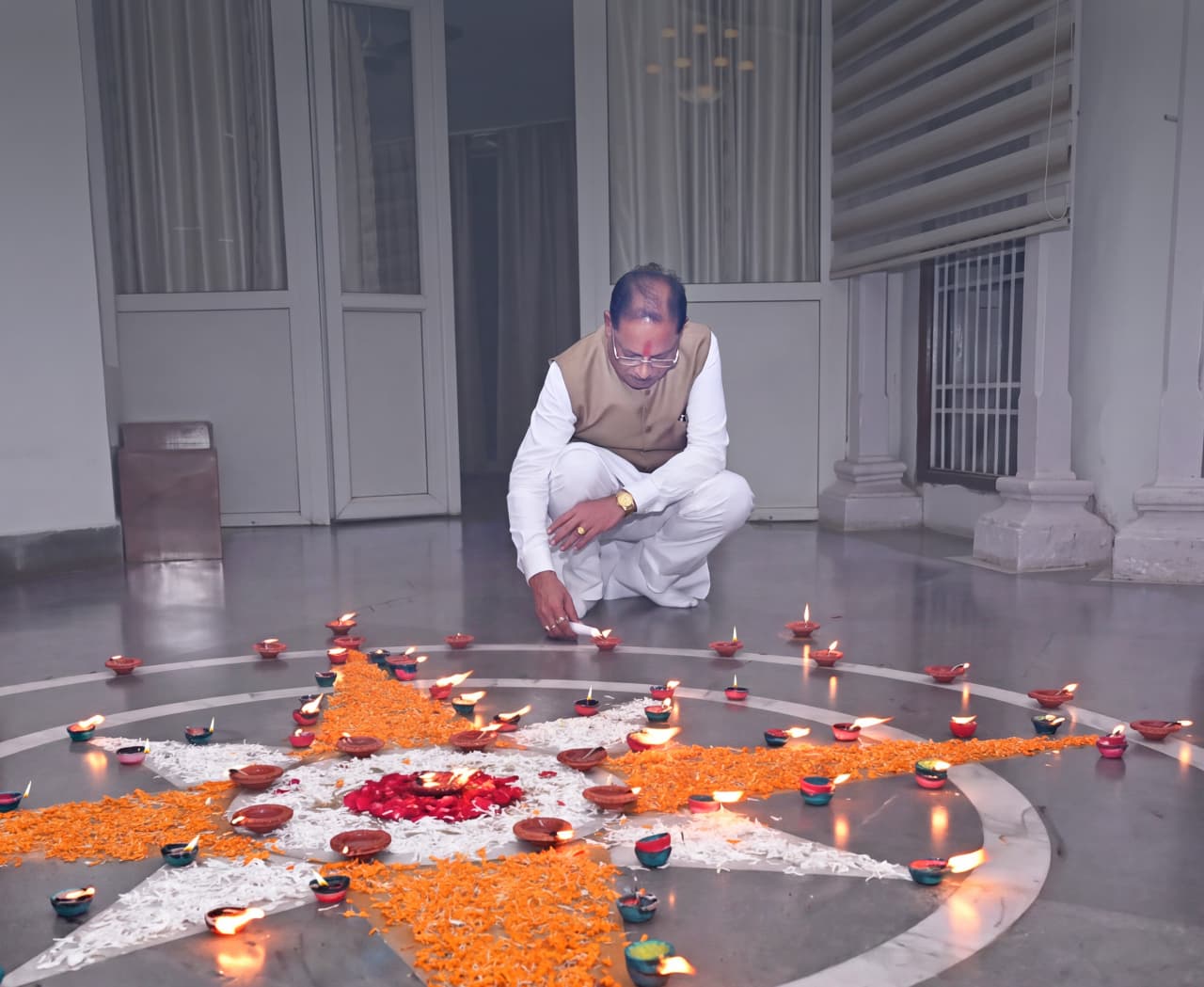 प्रधानमंत्री  नरेंद्र मोदी के जन्मदिवस पर मुख्यमंत्री विष्णु देव साय ने अपने निवास पर जलाया ‘आशीर्वाद का दीया’