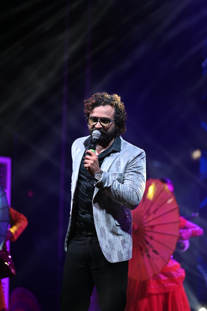 अनुराग शर्मा ने बिखेरी सुरों की मिठास, छत्तीसगढ़ी लोकगीतों पर झूमे दर्शक