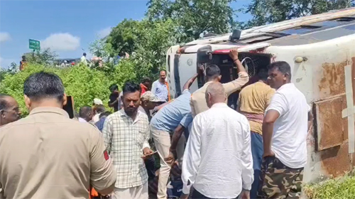 कर्मचारियों से भरी बस अनियंत्रित होकर पलटी, एक की मौत, 20 से अधिक घायल