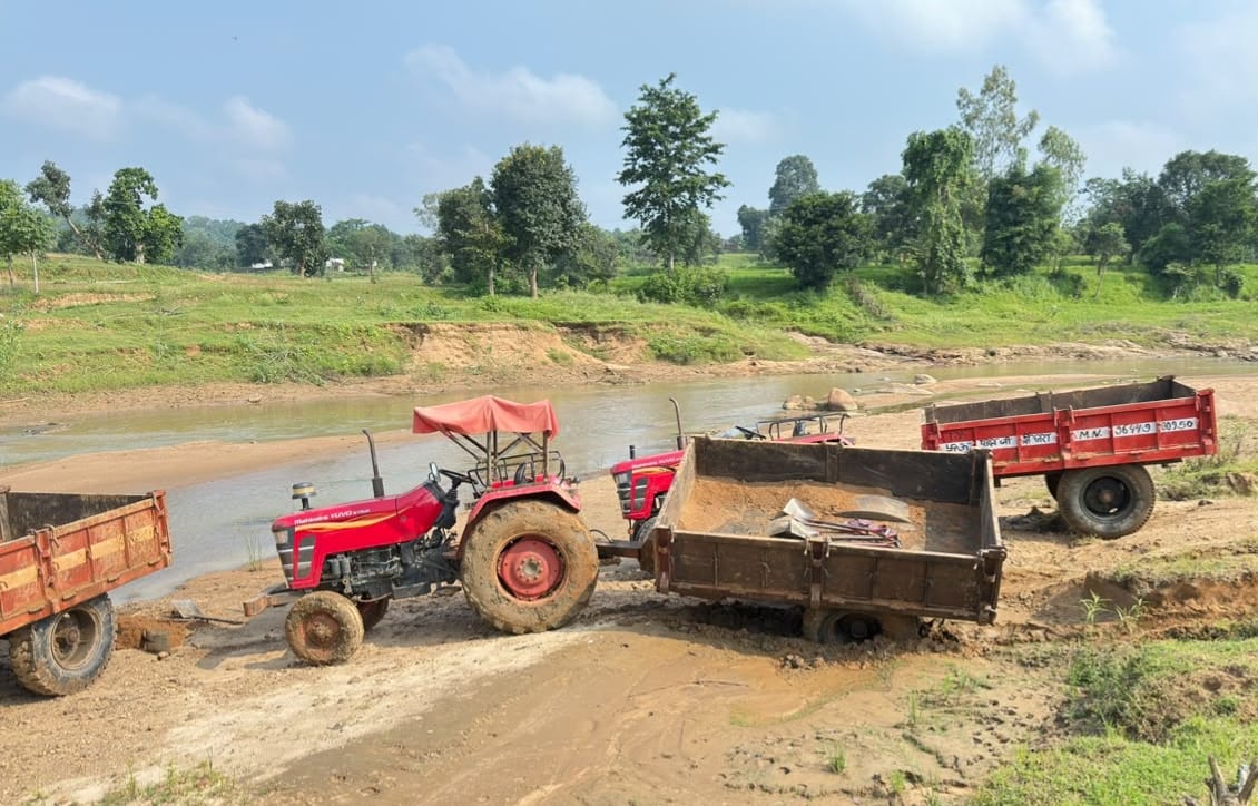 सीएम हेल्पलाइन की शिकायत पर साय सरकार की त्वरित कार्रवाई, अवैध रेत परिवहन पर कसा शिकंजा, 5 ट्रैक्टर किए जब्त