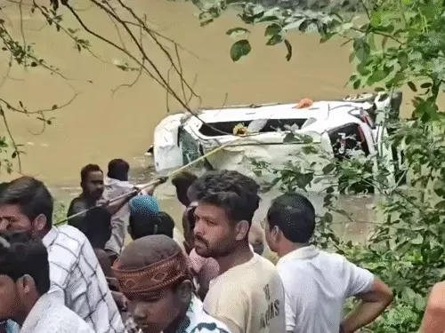 उफनते नाले में कार बही, 7 मौतें,छत्तीसगढ़ में बिजली गिरने से 4 की जान गई