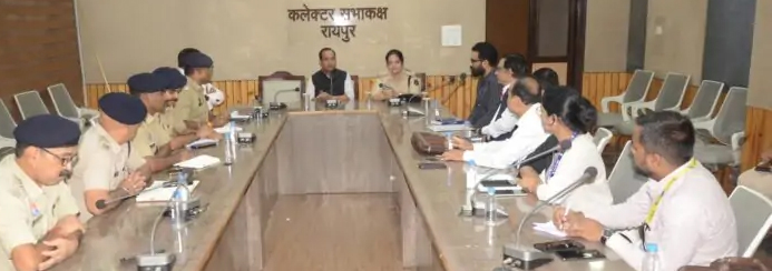 विदेशी विद्यार्थियों की सुरक्षा एवं कानून-व्यवस्था को लेकर कलेक्टर-एसपी ने विश्वविद्यालयों की बैठक ली