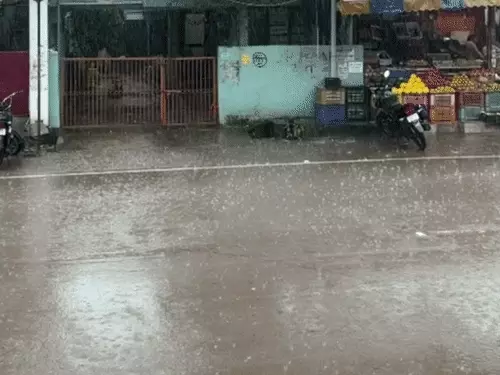 गरज-चमक के साथ अचानक तेज बारिश