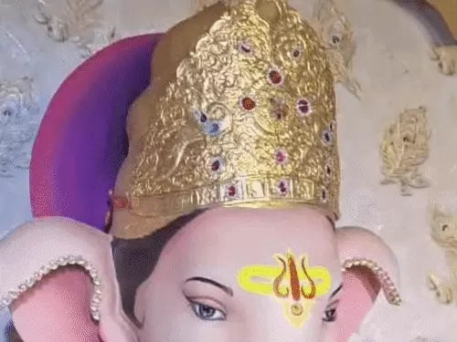 सोने की मुकुट वाला गणेश जी का आकर्षण ही कुछ और है....