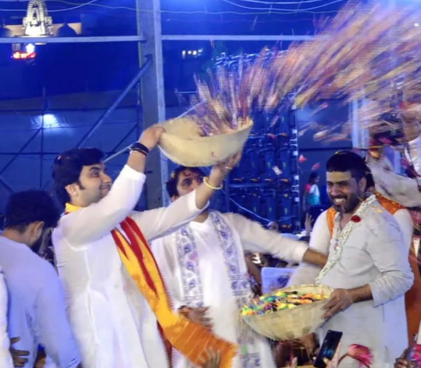 श्रीकृष्ण जन्मोत्सव में झूम उठा पंडाल..चारों ओर गूंजा बधाई हो बधाई ...