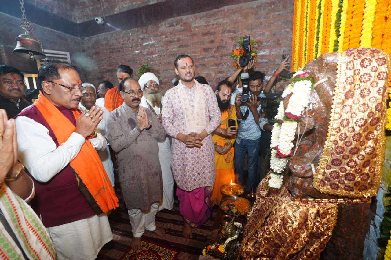 मुख्यमंत्री साय ने मदकूद्वीप के प्राचीन मंदिरों में की पूजा-अर्चना, मंदिर संग्रहालय का किया अवलोकन