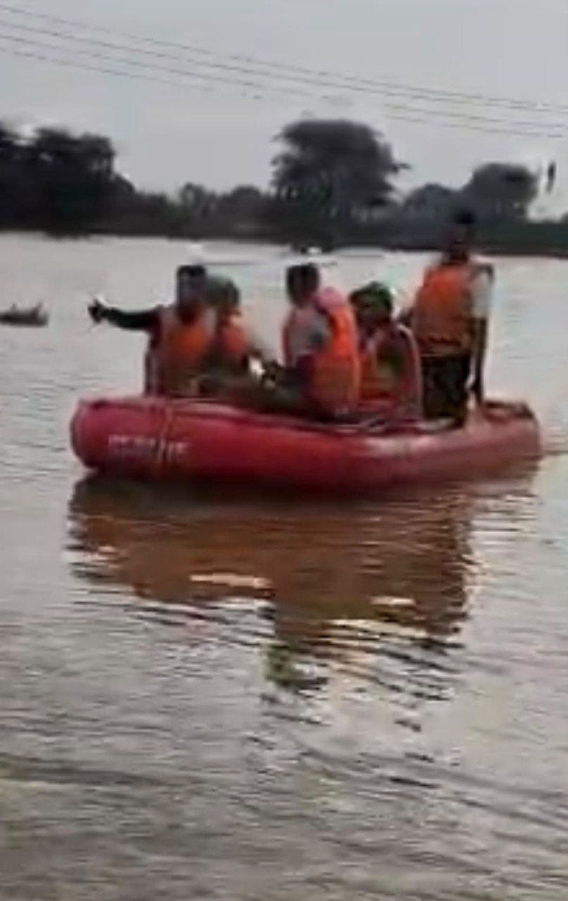 धमतरी के सिरसिदा में उफान के बीच फंसा मारुति धाम का पुजारी, एसडीआरएफ ने जांबाजी से किया रेस्क्यू